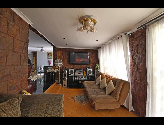 4 BEDROOM HOUSE FOR SALE IN HEUWELOORD